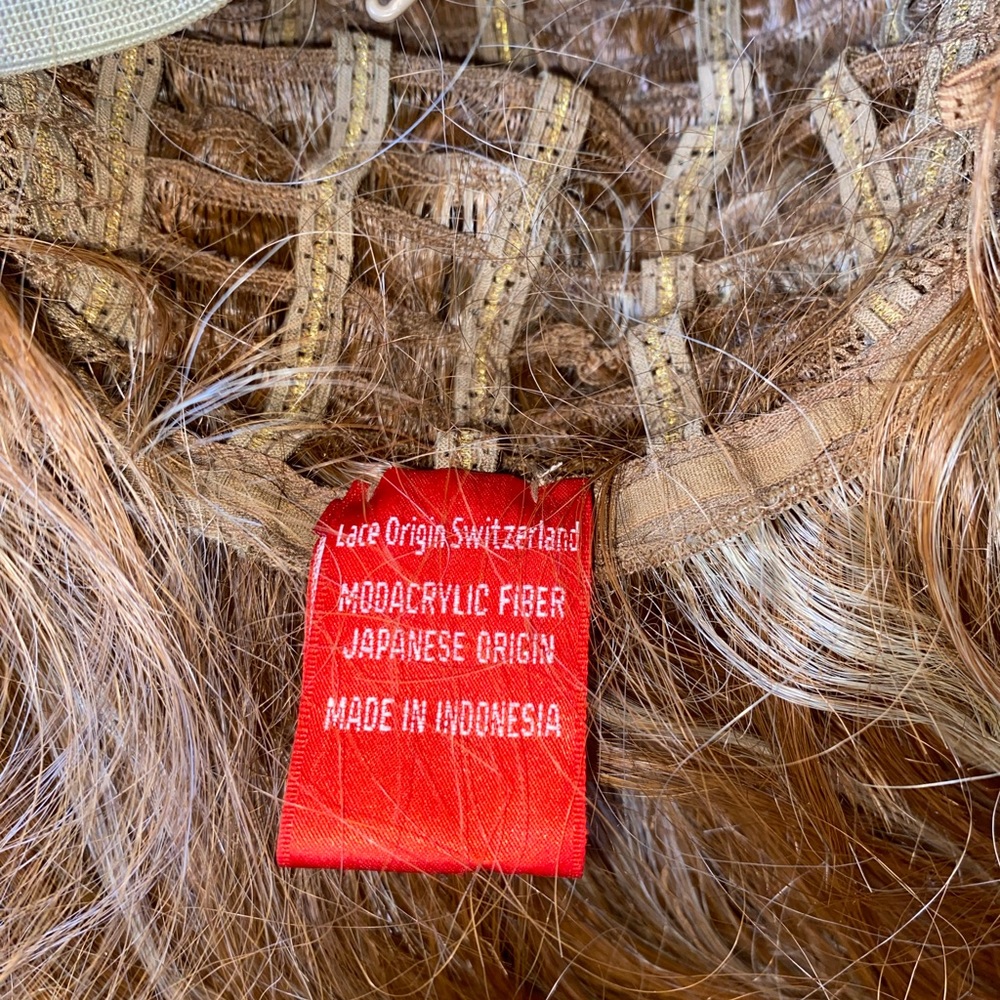 Used Lace Honey Blonde Wavy Wig - Picture 15 of 16